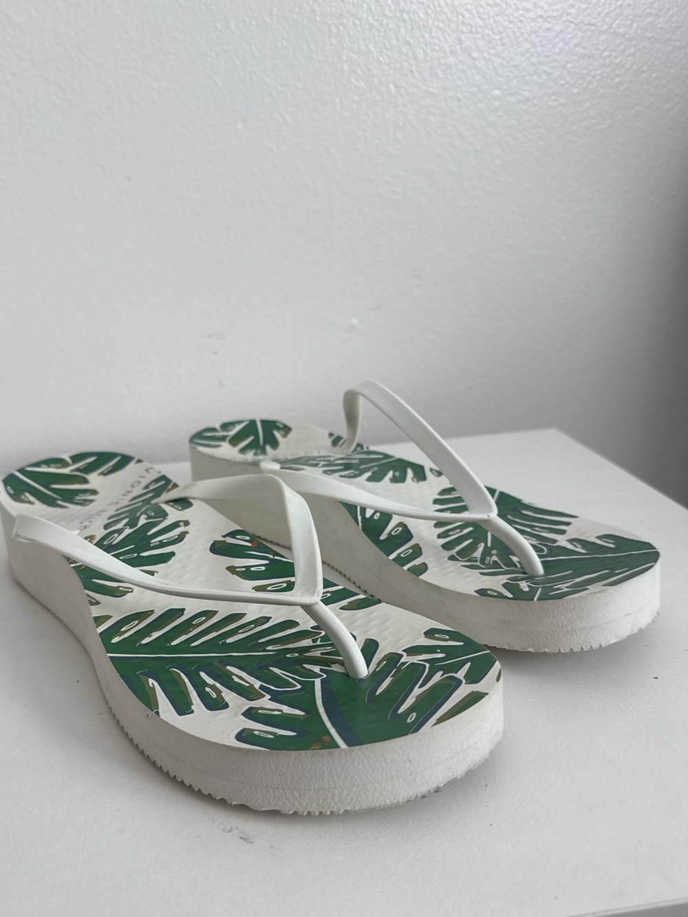 Vionic White Flip-Flop Sandals with Green Tropical Leaf Print
